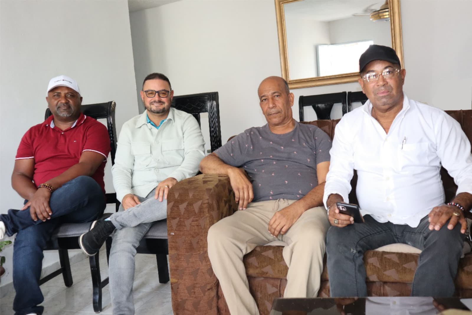 Director de CORAAPPLATA junto a Carlos Manuel Ortiz; el regidor Omar González y el comunicador, Neris Alcántara.