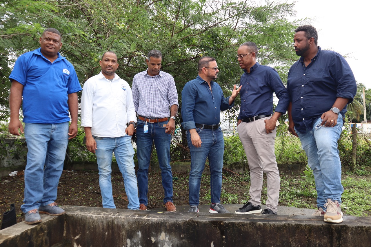 Director de CORAAPPLATA junto a ingenieros supervisa sistema sanitario de Montellano