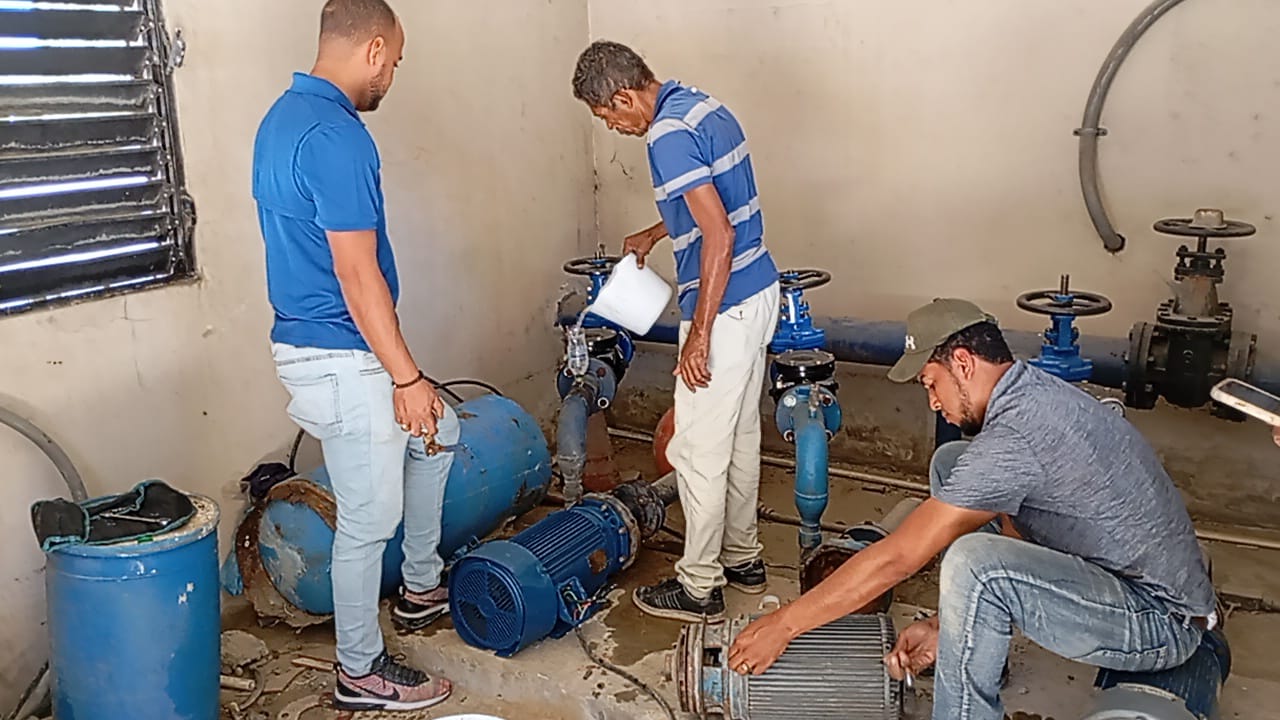 Técnicos de CORAAPPLATA instalan bomba en La Unión de Sosúa