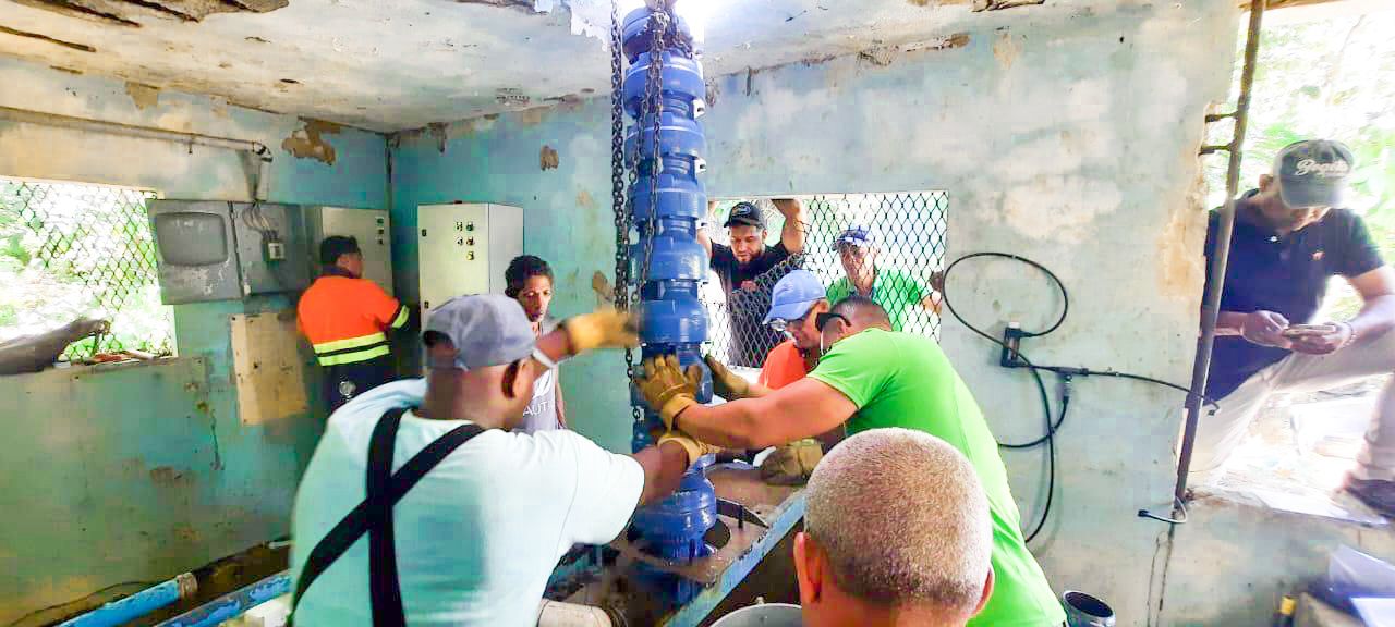 Técnicos de CORAAPPLATA colocan nueva bomba en pozo tubular en Quebrada Honda, Altamira