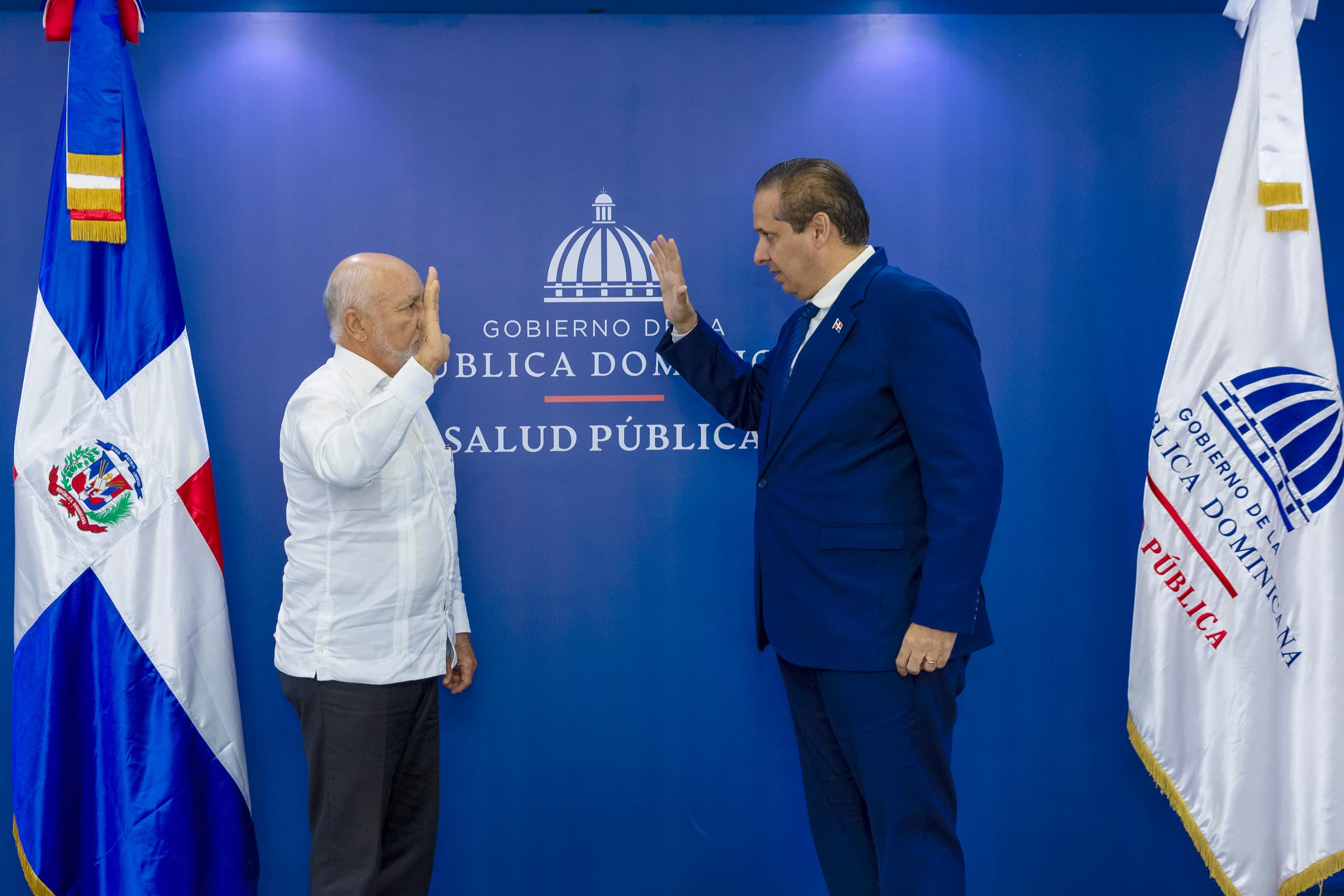 El ministro de Salud, doctor Víctor Atallah juramenta al nuevo director de CORAAPPLATA, licenciado Tomás Durán Garden