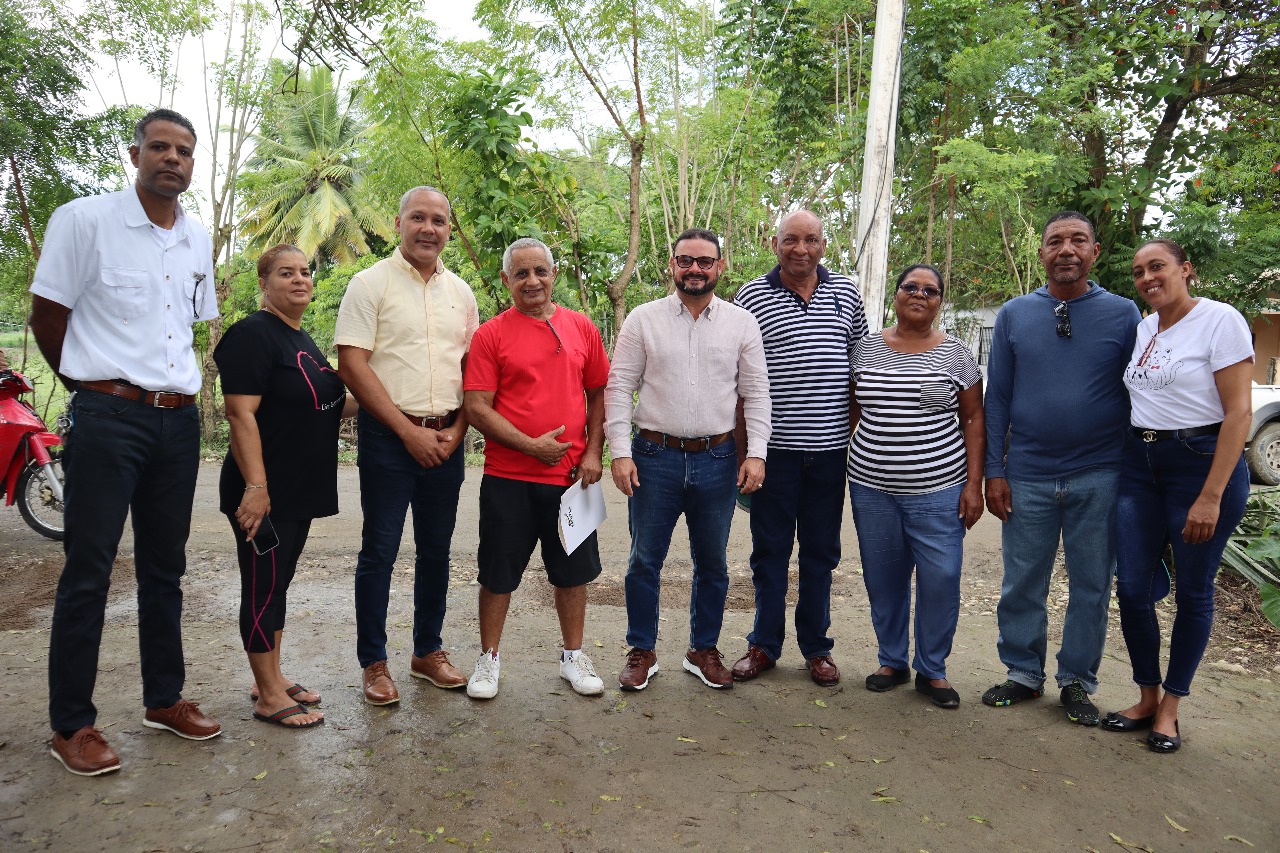 Director de CORAAPPLATA visita a comunitarios de Cangrejos y acuerdan mejoras para la comunidad