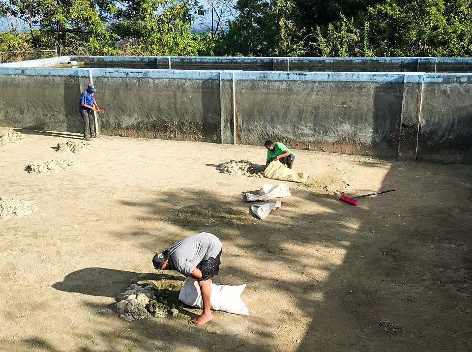 Obreros limpian planta potabilizadora de Navas
