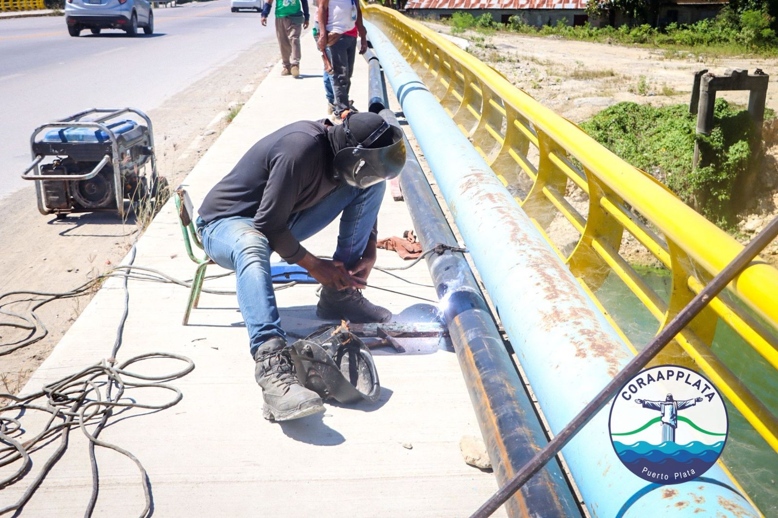 Soldadores habilitan tubería sobre el puente Cangrejo