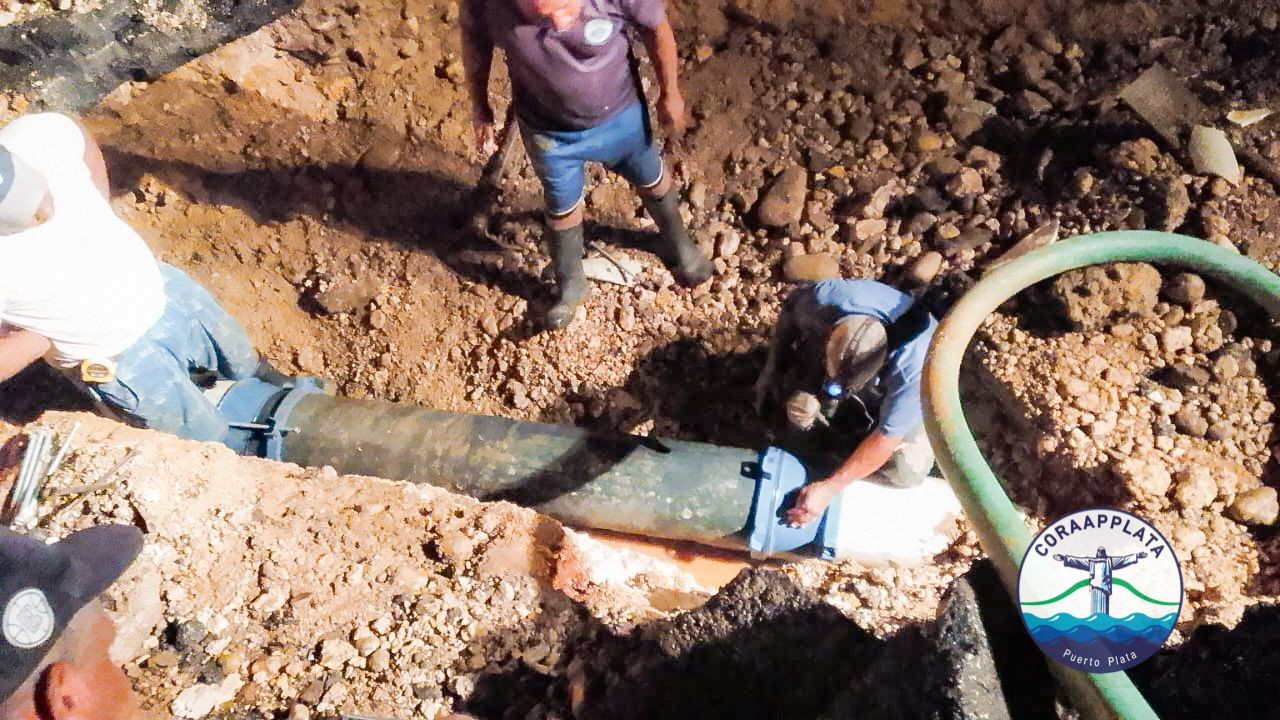 Empleados de CORAAPPLATA trabajan en la corrección de una avería en Los Charamicos de Sosúa