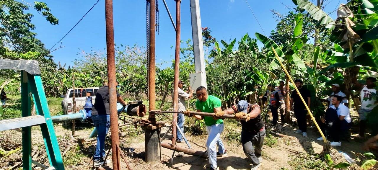 Técnicos de CORAAPPLATA colocan nueva bomba e estación de bombeo en la comunidad Martín Alonso, municipio Luperón