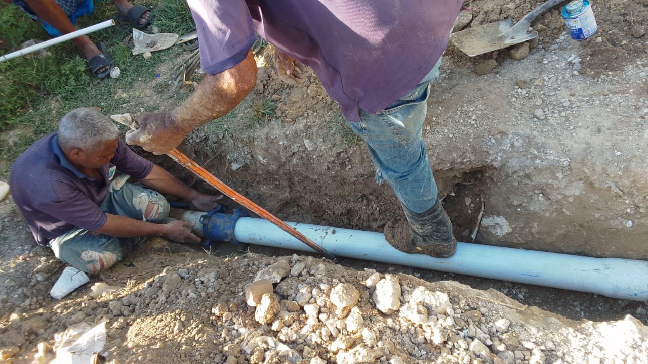 Obreros de Coraapplata instalan tubería