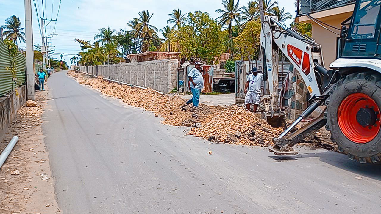 CORAAPPLATA instala nueva línea de agua potable en Cabarete